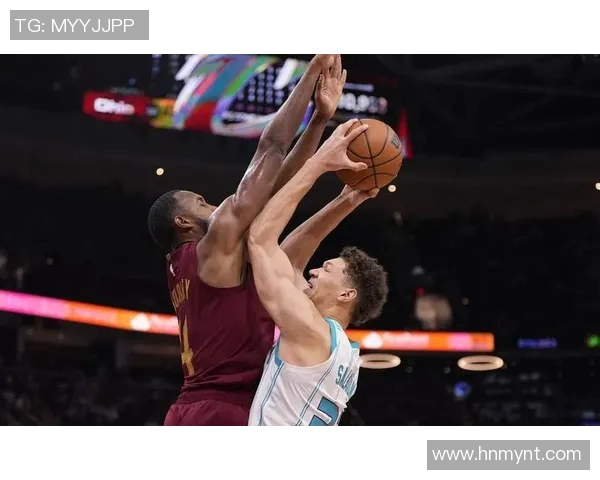 骑士队主帅宣布引进新锋线球员，加强内线实力